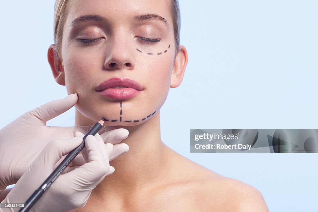 Primer plano de la cara de mujer ser marcados con decorado líneas