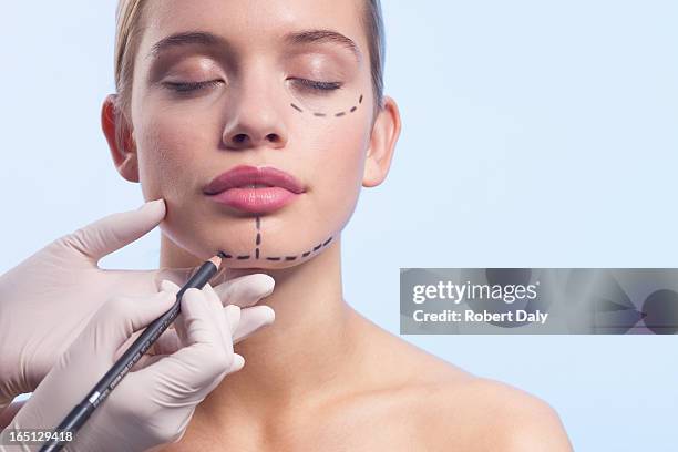 close-up do rosto da mulher  ser marcados com linhas tracejadas - tratamento a laser imagens e fotografias de stock
