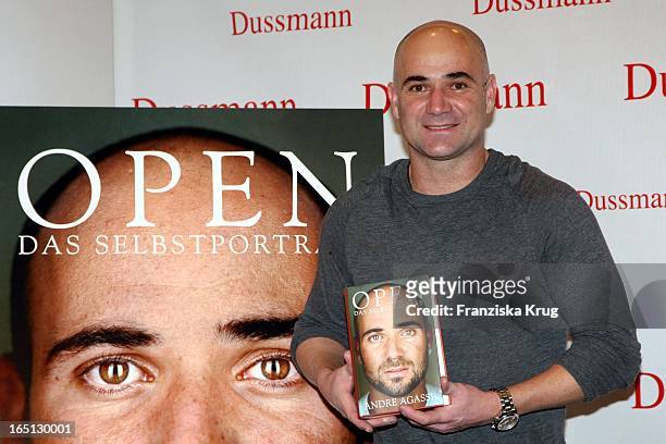 Andre Agassi Promotet Seine Autobiographie "Open Das Selbstporträt" Im Kulturkaufhaus Dussmann In Berlin .