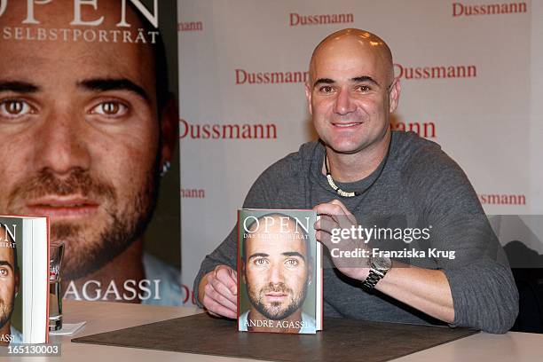 Andre Agassi Promotet Seine Autobiographie "Open Das Selbstporträt" Im Kulturkaufhaus Dussmann In Berlin .