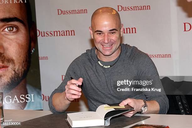 Andre Agassi Signiert Seine Autobiographie "Open Das Selbstporträt" Im Kulturkaufhaus Dussmann In Berlin .