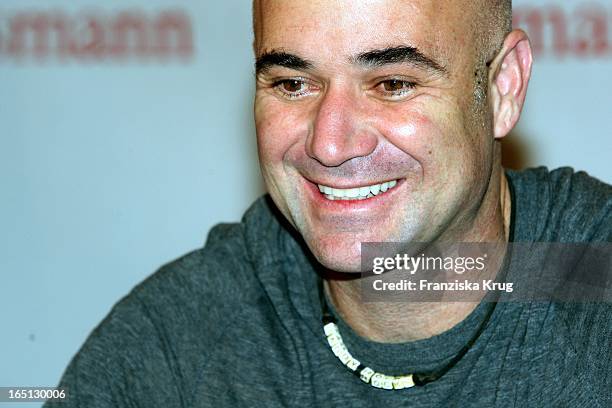 Andre Agassi Promotet Seine Autobiographie "Open Das Selbstporträt" Im Kulturkaufhaus Dussmann In Berlin .