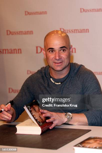 Andre Agassi Signiert Seine Autobiographie "Open Das Selbstporträt" Im Kulturkaufhaus Dussmann In Berlin .