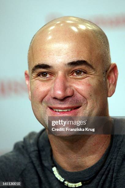 Andre Agassi Promotet Seine Autobiographie "Open Das Selbstporträt" Im Kulturkaufhaus Dussmann In Berlin .