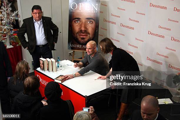 Andre Agassi Signiert Seine Autobiographie "Open Das Selbstporträt" Im Kulturkaufhaus Dussmann In Berlin .