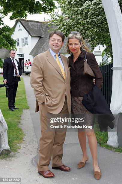 Peter Schwenkow Und Ehefrau Inga Griese Schwenkow Bei Der Hochzeit Von Michael Stich Und Alexandra Rikowski Vor Dem Heimatmuseum In Keitum Auf Sylt .