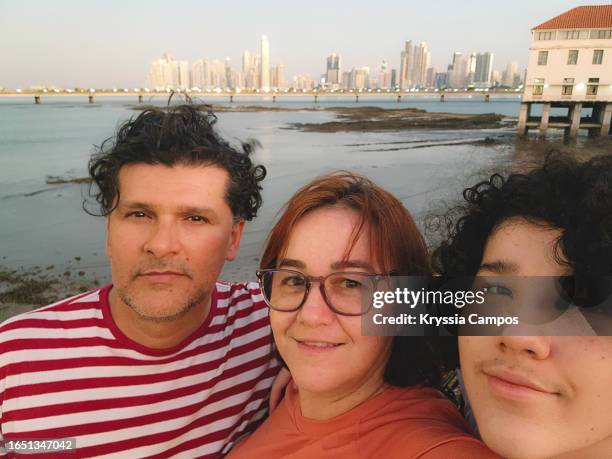 family of 3 in panama city, skyline seen from casco viejo - steueroase stock-fotos und bilder