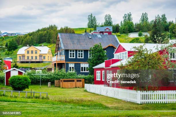 bunte traditionelle häuser akureyri island - akureyri iceland stock-fotos und bilder