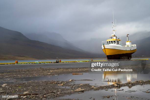 a fishing boat at harbor of faskrudsfjordur - océan atlantique photos et images de collection