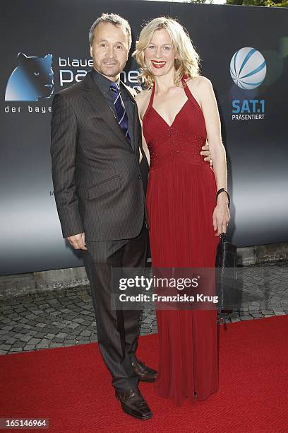 Thomas Darchinger Und Seine Ehefrau Katharina Schwarz Bei Der Verleihung Des Bayerischen Fernsehpreises Im Prinzregententheater In München .