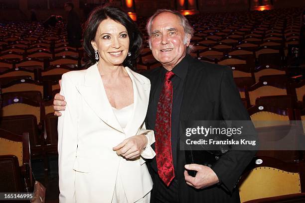 Iris Berben Und Michael Verhoeven Bei Der Verleihung Des Bayerischen Fernsehpreises Im Prinzregententheater In München .