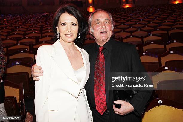 Iris Berben Und Michael Verhoeven Bei Der Verleihung Des Bayerischen Fernsehpreises Im Prinzregententheater In München .