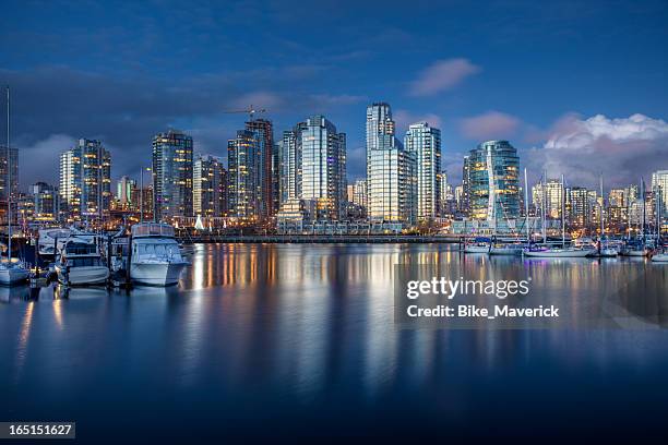 vancouver nach der abenddämmerung - vancouver skyline stock-fotos und bilder