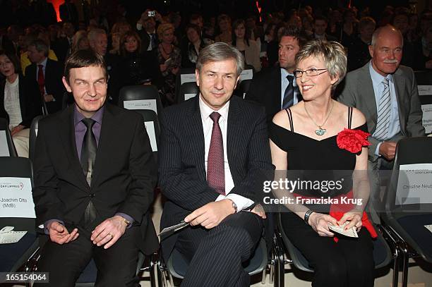 Andreas Bethke , Bürgermeister Klaus Wowereit Und Renate Reymann Bei Der Verleihung Des 7. Deutschen Hörfilmpreis Im Atrium Der Deutschen Bank In...