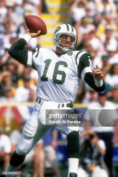 Quarterback Vinny Testaverde of the New York Jets passes the ball in the game between the New York Jets vs the Green Bay Packers on September 3, 2000...
