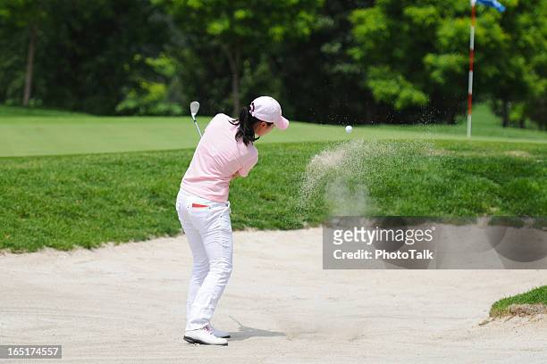 1 golfer und golf und sport - natural shot female stock-fotos und bilder
