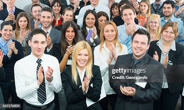 gran grupo de negocios aplaudir - bussines group suit tie fotografías e imágenes de stock