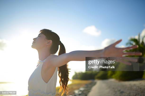 le braccia aperte - arms outstretched foto e immagini stock