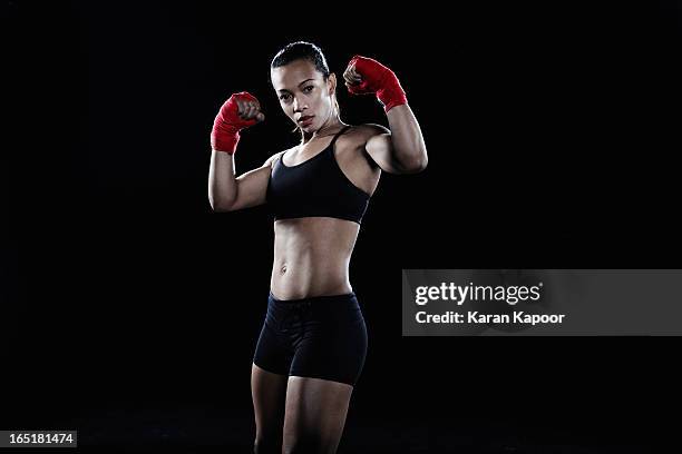 female boxer - flexing muscles foto e immagini stock