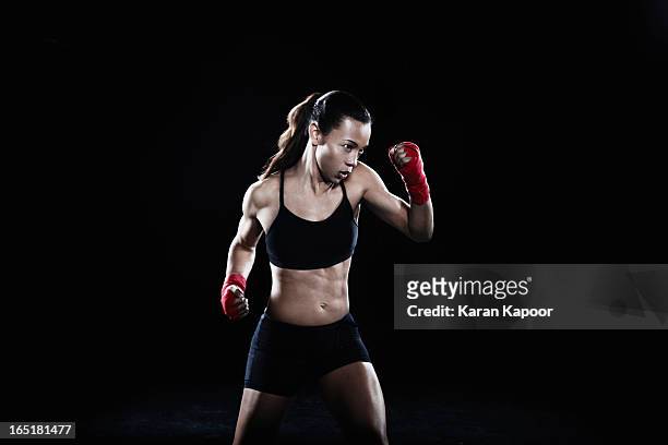 female boxer - combat sport fotografías e imágenes de stock
