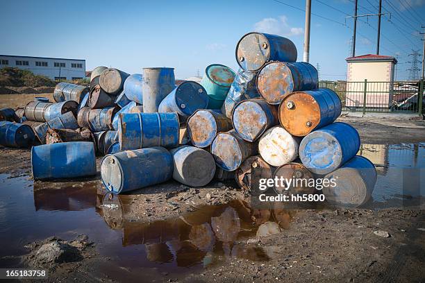 umweltverschmutzung chemische öl trommeln - oil tank stock-fotos und bilder