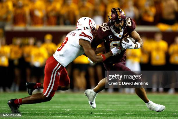 Brevyn Spann-Ford of the Minnesota Golden Gophers runs with the ball while DeShon Singleton of the Nebraska Cornhuskers defends in the second half at...