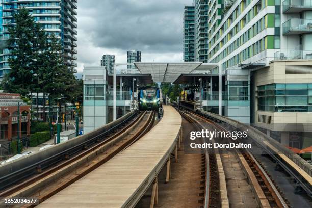 sky train et station canada line, vancouver, canada - richmond-colombie-britannique photos et images de collection