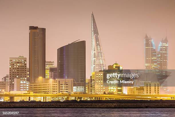 bahrain manama at night - bahrain finance stock pictures, royalty-free photos & images