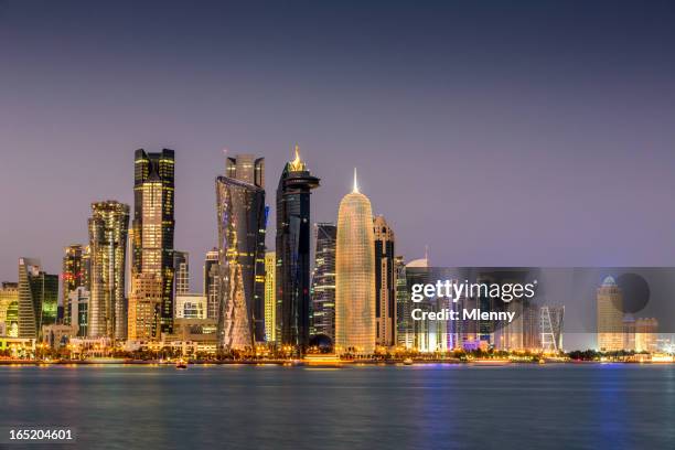 doha katar bei nacht - ad dawhah stock-fotos und bilder