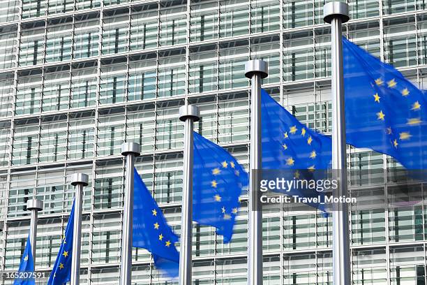 bandiere dell'unione europea di fronte il palazzo di bruxelles berlaymont - eurogroup foto e immagini stock