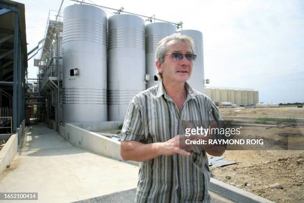 Fernand Baixas, directeur d'une cave coopérative à Rivesaltes pose le 02 août 2007, lors du premier jour des vendanges de grappes de raisin de la...