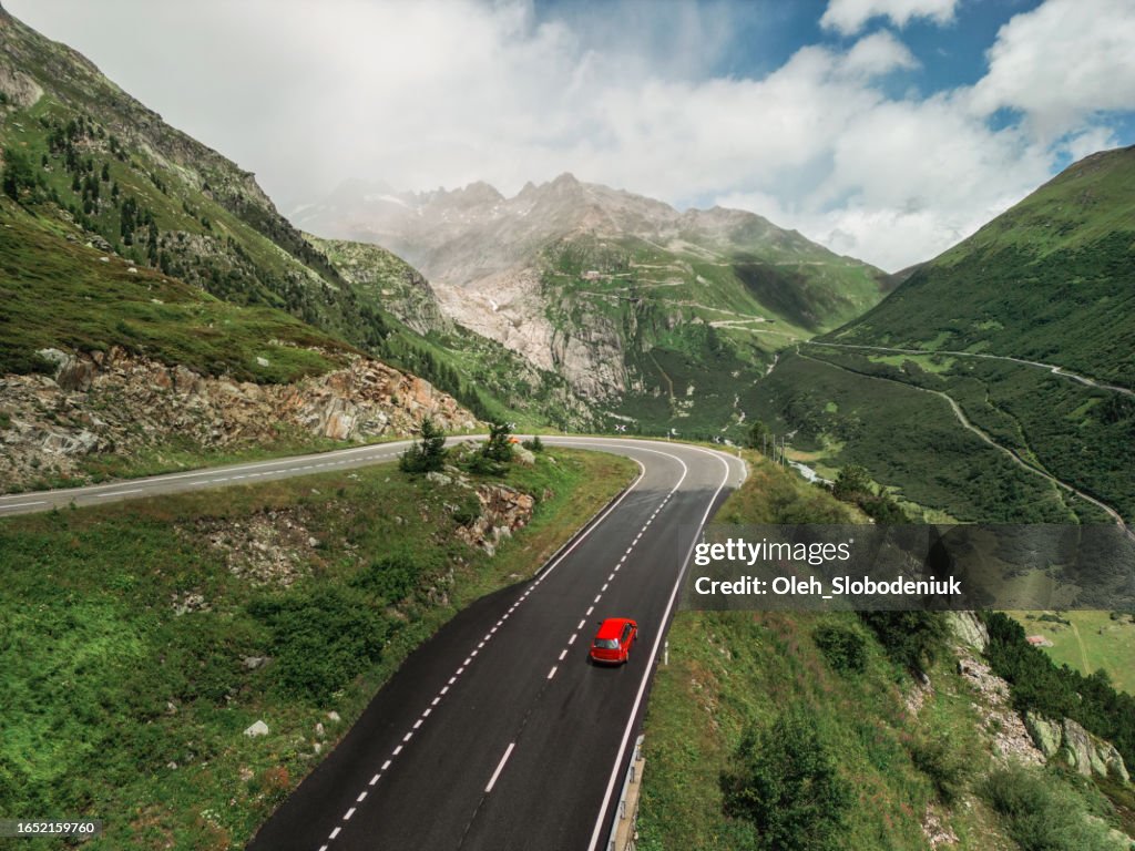 Luftaufnahme des Autos auf der Bergstraße in der Schweiz