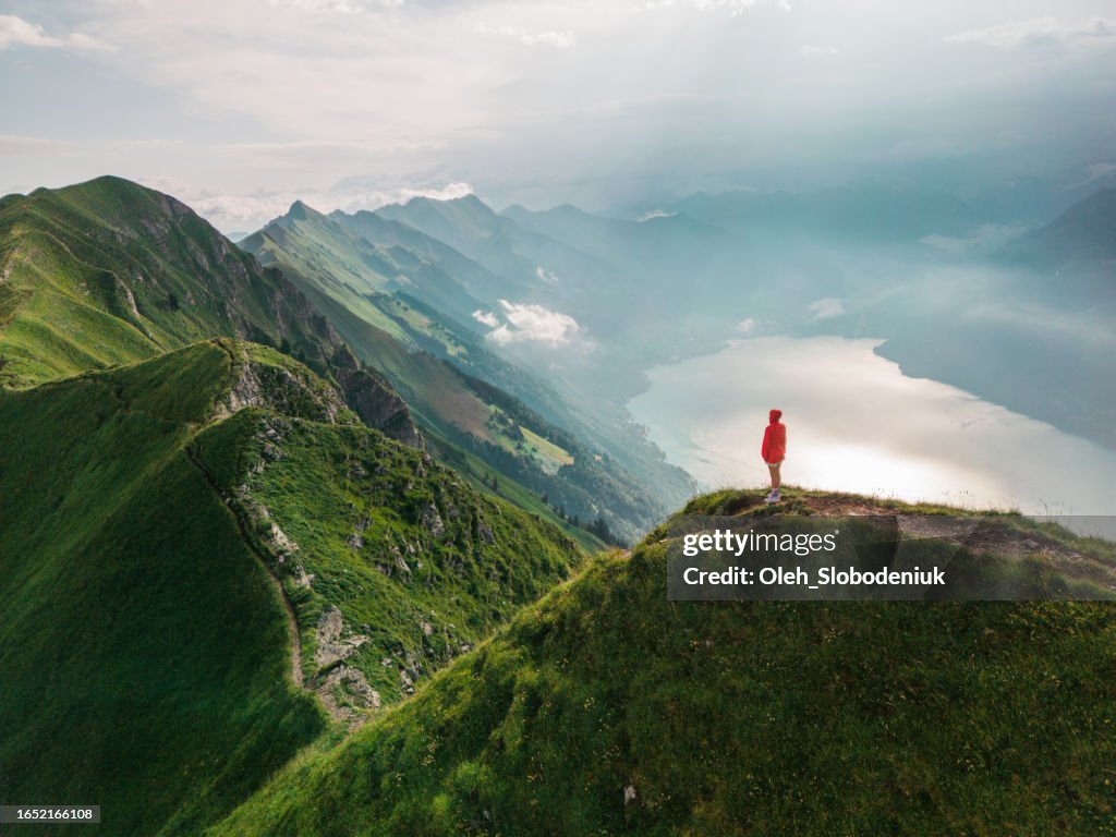 Luftaufnahme einer Frau, die auf dem Gipfel des Bergrückens Augstmatthorn steht