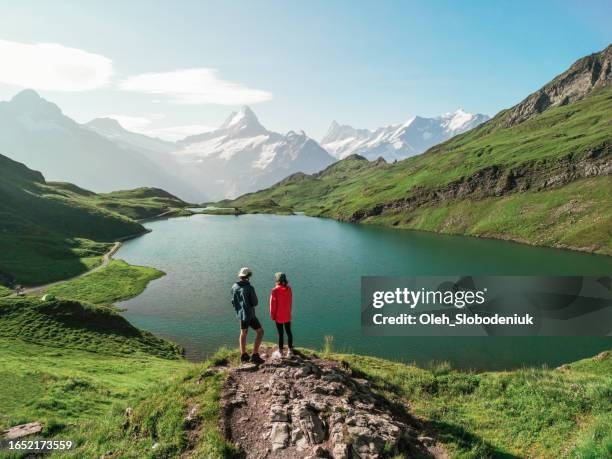 luftaufnahme von mann und frau während der wanderung zum see in den schweizer alpen - berner alpen stock-fotos und bilder