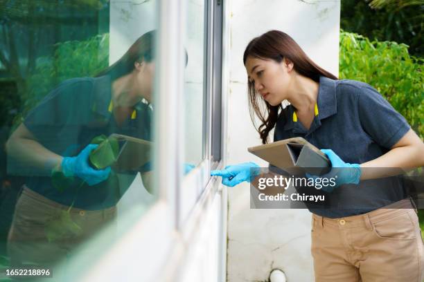 agente de reivindicação da casa inspecionando uma casa danificada. - perda de vida - fotografias e filmes do acervo