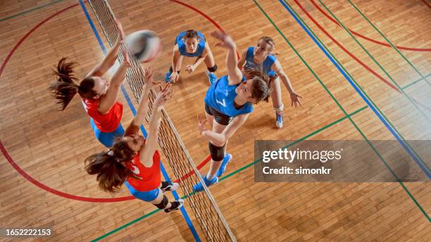 female volleyball players playing volleyball - volleybal teamsport stockfoto's en -beelden