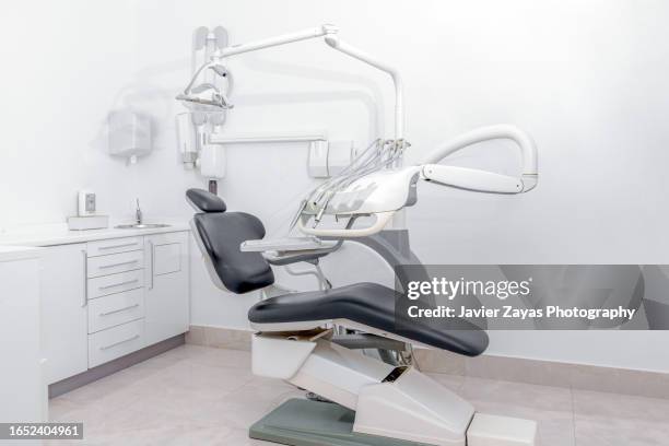dental clinic office interior - tandartsstoel stockfoto's en -beelden