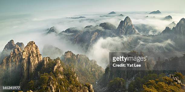 huang shan  - sea of cloud - huangshan mountains stock pictures, royalty-free photos & images