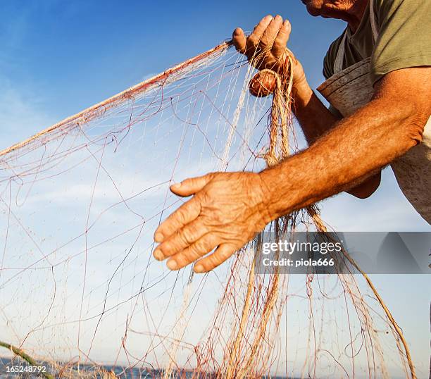 fischer bei der arbeit, damit die netze - trawler net stock-fotos und bilder