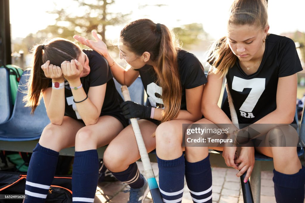 Teenager-Hockeyspieler: Mädchen engagiert sich im Hockeyspiel