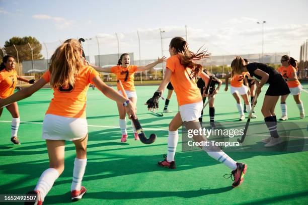 united triumph: compañeros de equipo comparten abrazo grupal en celebración de gol - marcar términos deportivos fotografías e imágenes de stock