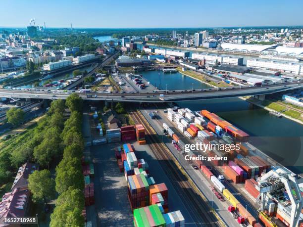 luftaufnahme des frachtcontainerhafens in mannheim - mannheim stock-fotos und bilder