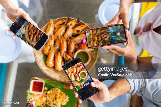 gruppo di persone di diversità viaggio turistico ayutthaya province in thailandia per le vacanze estive. - turismo esperienziale foto e immagini stock