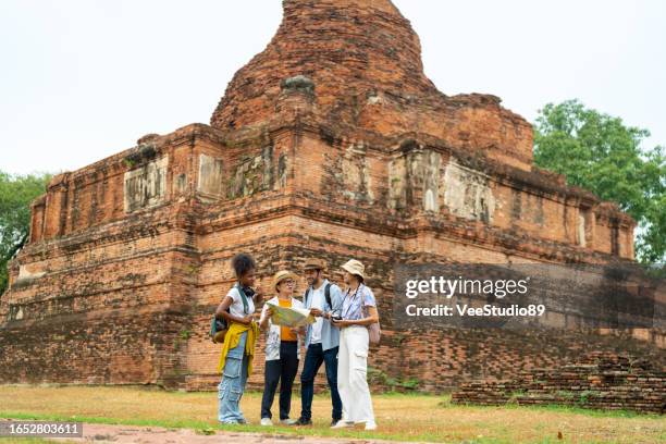 eine gruppe von menschen mit vielfalt bereist die provinz ayutthaya in thailand im sommerurlaub. - fremdenführer stock-fotos und bilder