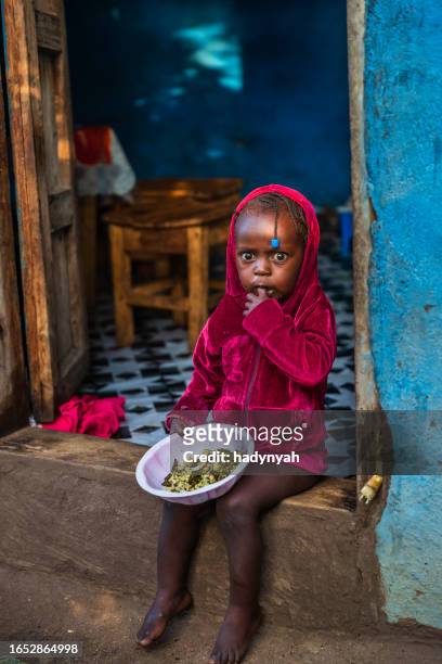 portrait of little african girl in a village near jinka, ethiopia, africa - traditional ethiopian girls imagens e fotografias de stock