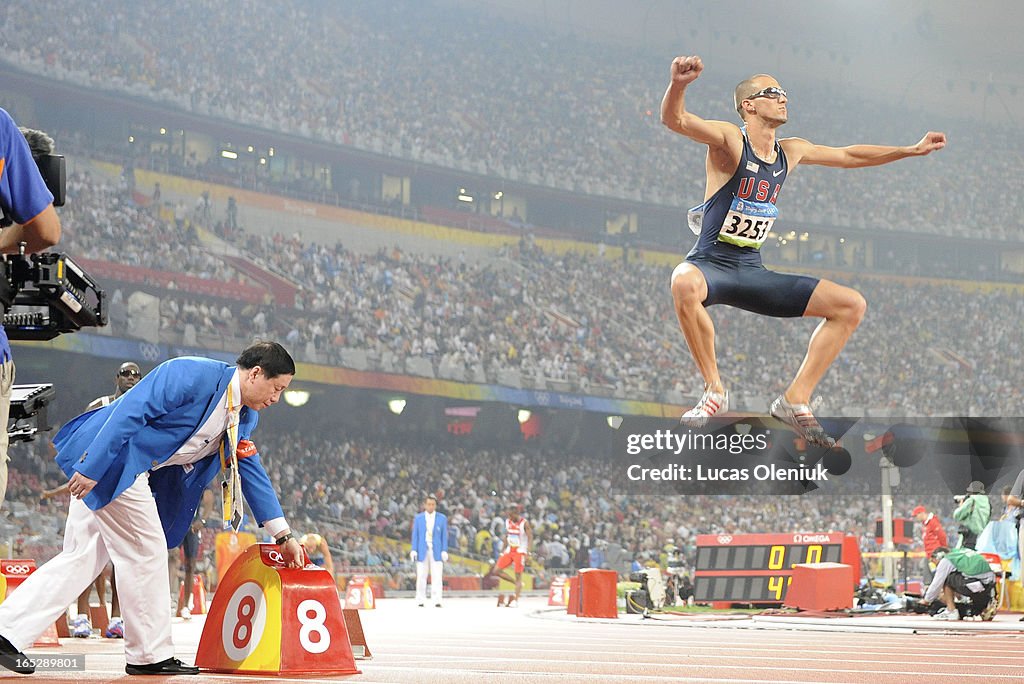 American 400m hopeful Jeremy Wariner warms up before taking to the blocks in the 400m final at Beiji