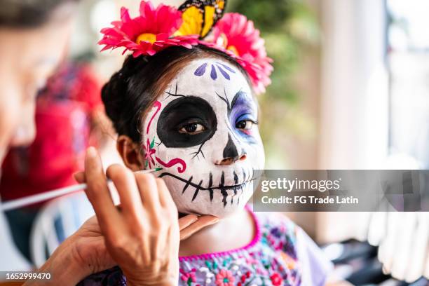 chica maquillada la cara como calavera de azúcar para el día de los muertos - catrina fotografías e imágenes de stock