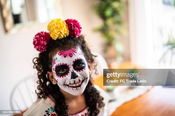 portrait d’une fille avec de la peinture faciale en sucre pendant la célébration du jour des morts - la calavera catrina photos et images de collection