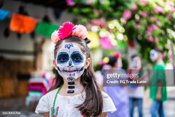 portrait d’une fille avec de la peinture faciale en sucre pendant la célébration du jour des morts - la calavera catrina photos et images de collection