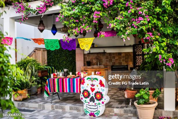 table avec décorations, nourriture et piñata en crâne de sucre pour le jour des morts - la calavera catrina photos et images de collection
